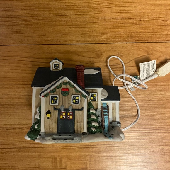 Winter Valley Village Lighted House - Picture 4 of 8